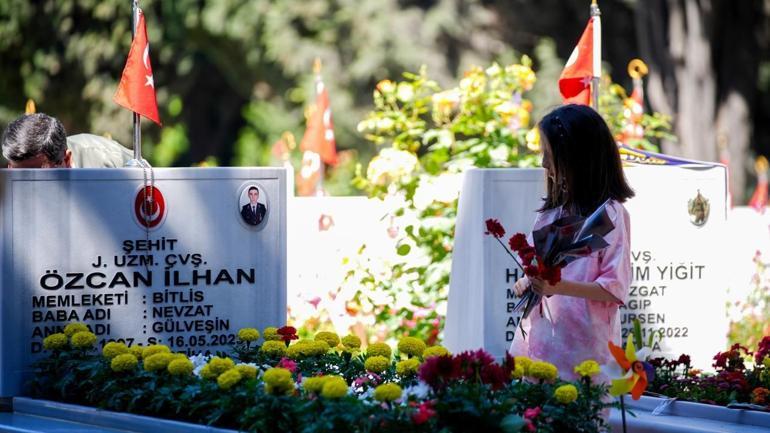 Şehit aileleri bayramın ilk gününde Edirnekapı Şehitliğini ziyaret etti