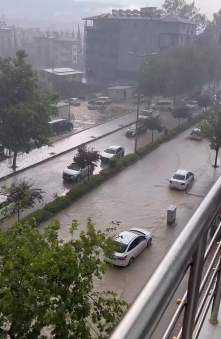 Hatay ve Osmaniyede sağanak Caddeleri su bastı