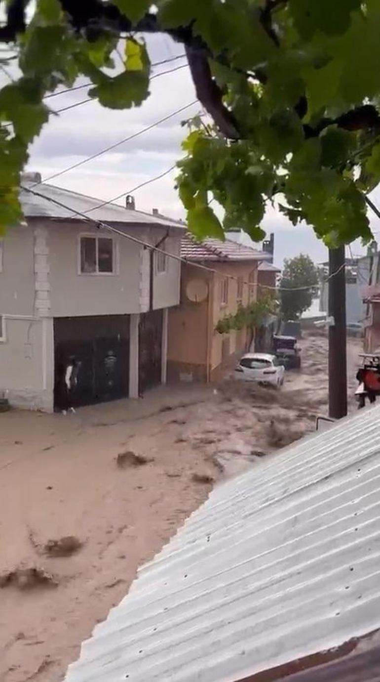 Bursada sel meydana geldi; evleri su bastı, çatı çöktü
