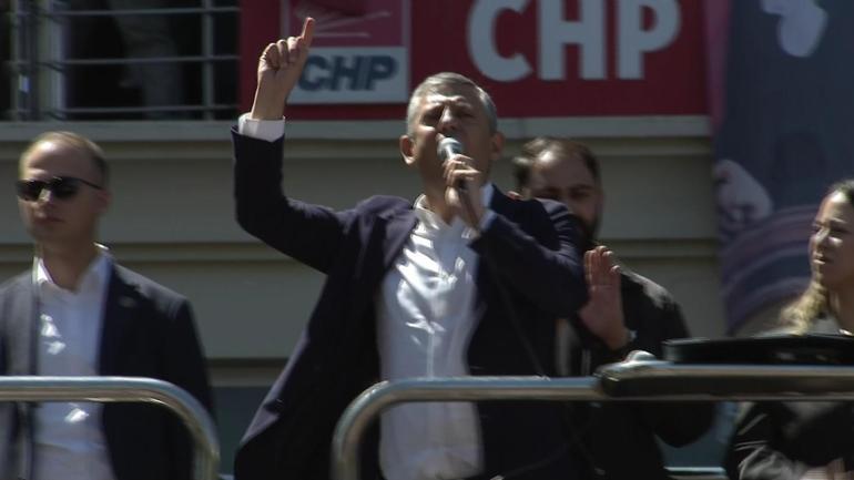 CHPde iki bayramlaşma: Kemal Kılıçdaroğlu CHP genel merkezde, Özgür Özel Güvenparkta açıklamalar Kurultay mesajı
