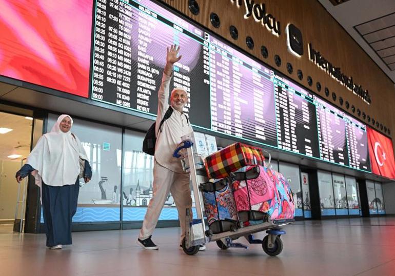 Yurda dönen hacılar yakınları tarafından karşılandı