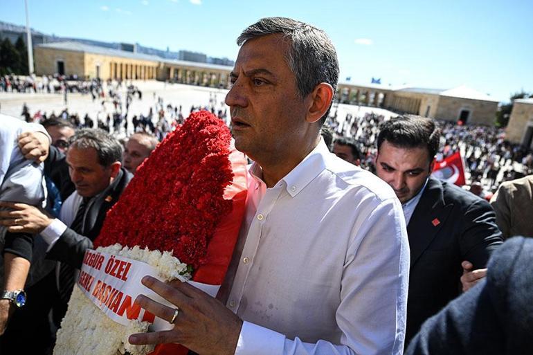 Atatürkün huzurunda çelenk krizi çıktı
