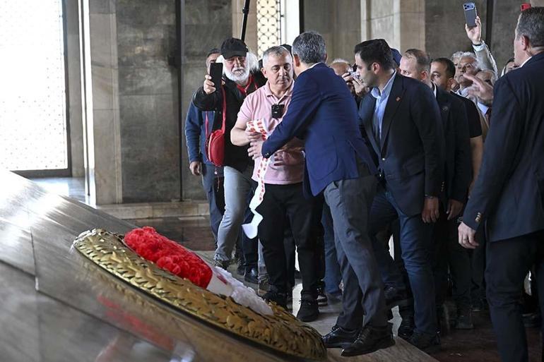 Atatürkün huzurunda çelenk krizi çıktı