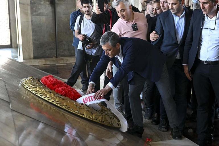 Atatürkün huzurunda çelenk krizi çıktı