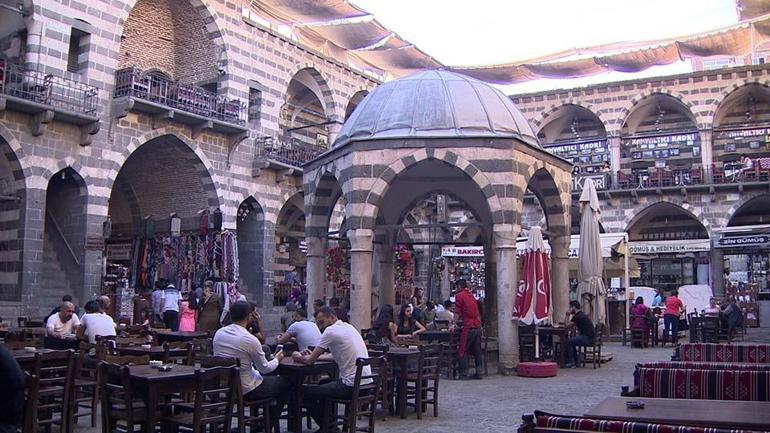 Li Amed dinleyiciyle buluştu: Rojinin yeni eseri umut temasıyla öne çıktı