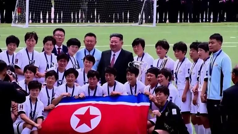 RESMEN TİYATRO Kim Jong-un şampiyon kadın futbolcularla buluştu