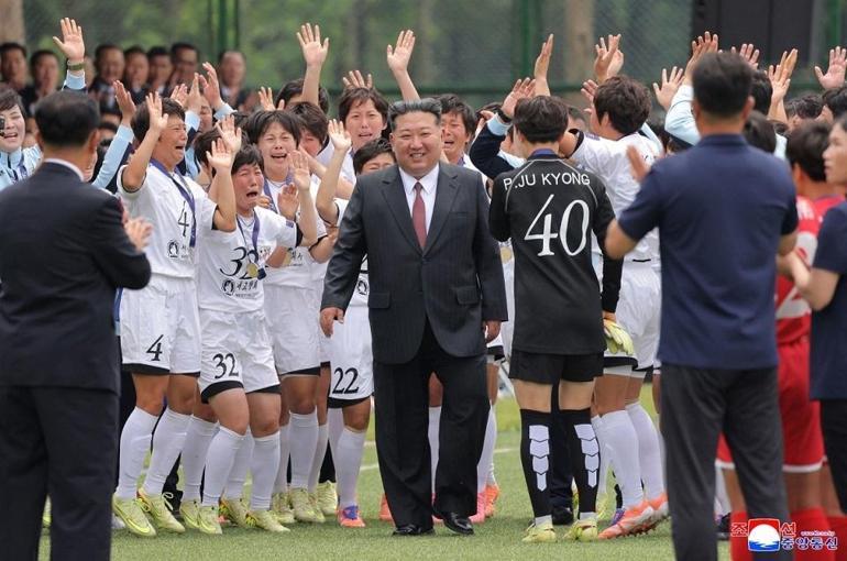 RESMEN TİYATRO Kim Jong-un şampiyon kadın futbolcularla buluştu
