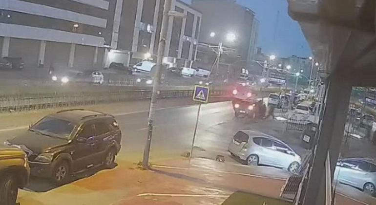 Sultangazi’de korkutan kaza: Otomobil direğe saplandı