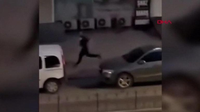 Sultangazi’de korkutan kaza: Otomobil direğe saplandı