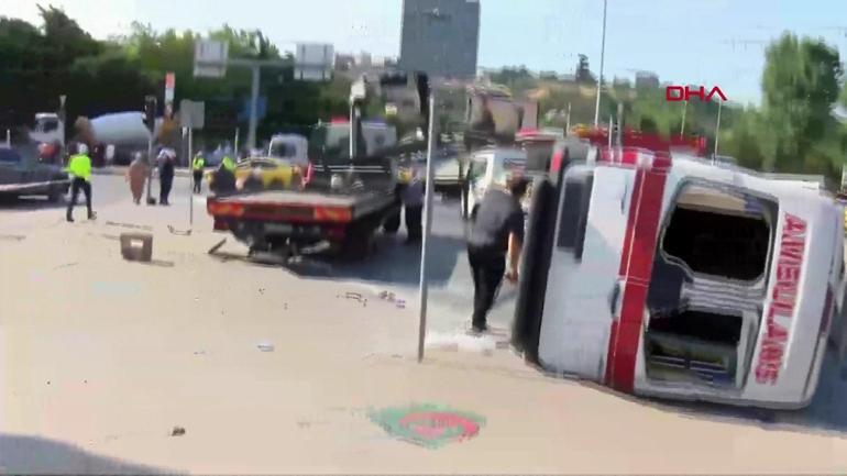 Kağıthanede ambulans devrildi; 4 yaralı