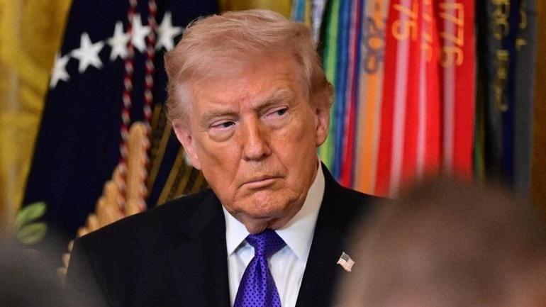 ARNAVUTLUKTA TRUMP AİLESİ KRİZİ Yeni “Epstein Adası” mı olacak Binlerce kişi sokakta