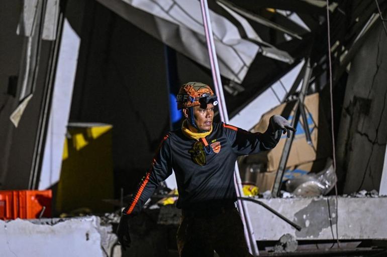 Filipinlerde 7,8 büyüklüğünde deprem meydana geldi: 35 ölü Felaket anı kamerada...