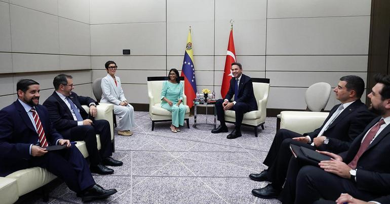 Bakan Bayraktar, Venezuela Geçici Devlet Başkanı Rodriguez ile görüştü