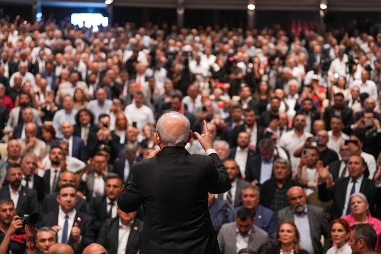 SON DAKİKA CHPde grup toplantısı savaşı: Kılıçdaroğlu CHPde, Özel TBMMde konuştu