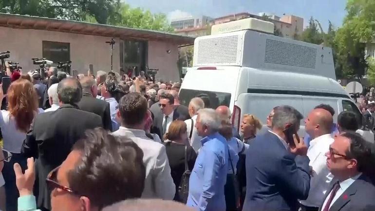 TBMM önünde CHP grup düellosu
