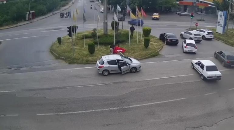 Hataylı vatandaşlardan örnek davranış Araçlarını durdurup koştular