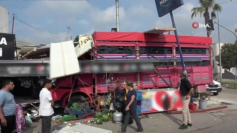Kontrolden çıkan kamyon bakkala daldı