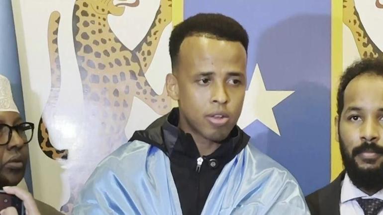 ABD’ye girişi reddedilen Somalili hakem ülkesinde coşkuyla karşılandı