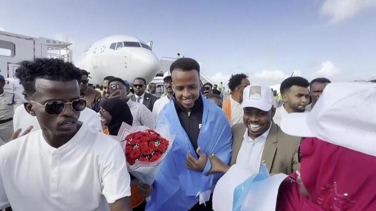 ABD’ye girişi reddedilen Somalili hakem ülkesinde coşkuyla karşılandı