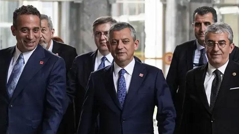 SON DAKİKA... Özgür Özelin ekibi CHP PMden istifa etti Toplantı istifaların gölgesinde başladı