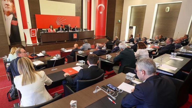 SON DAKİKA... Özgür Özelin ekibi CHP PMden istifa etti Toplantı istifaların gölgesinde başladı