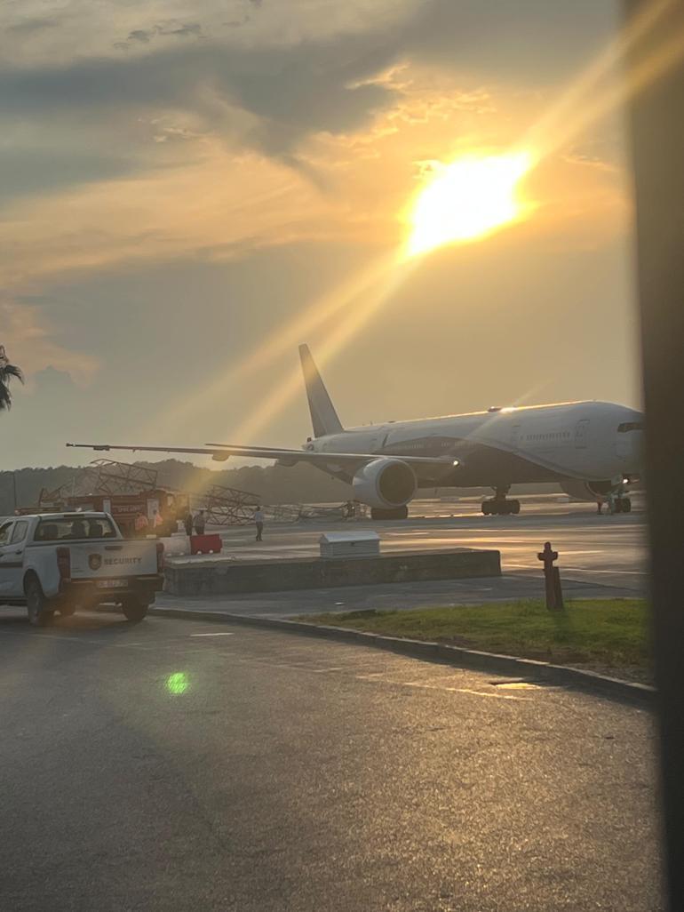 Yolcu uçağı, Antalya Havalimanı’nda radar direğine çarptı