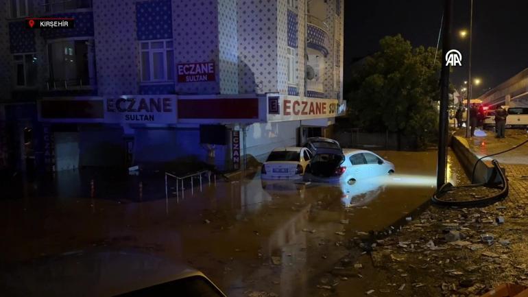 Yağış bir anda hayatı durdurdu: Yollar göl oldu, araçlar mahsur kaldı