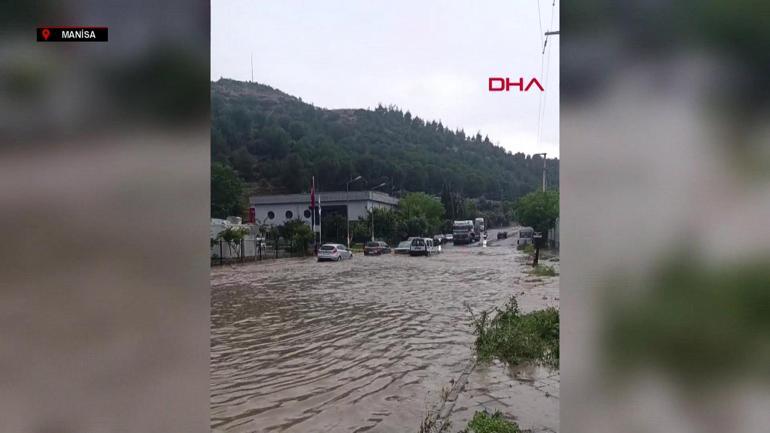 Yağış bir anda hayatı durdurdu: Yollar göl oldu, araçlar mahsur kaldı