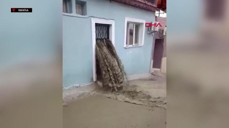 Yağış bir anda hayatı durdurdu: Yollar göl oldu, araçlar mahsur kaldı