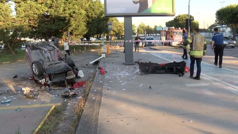 Taklalar atan otomobil yol kenarındaki otoparka uçtu