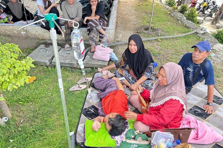 Endonezyada 6,7 büyüklüğünde deprem