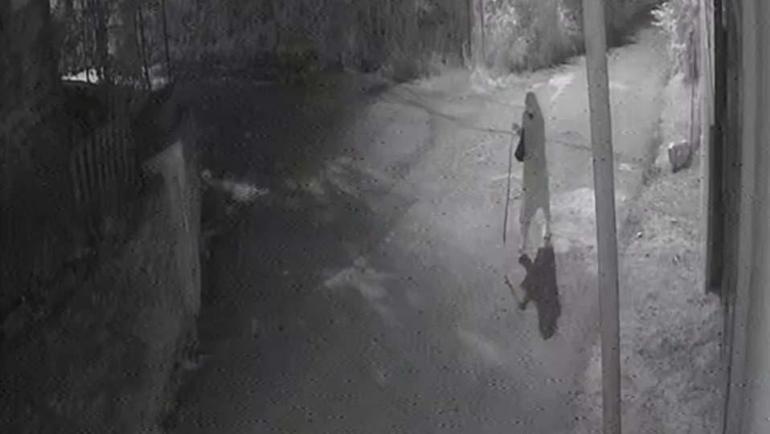  Maskeli kadın marketi ateşe verdi