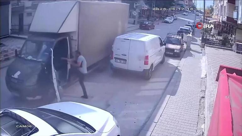 Geri giden kamyonete atladı, faciayı önledi