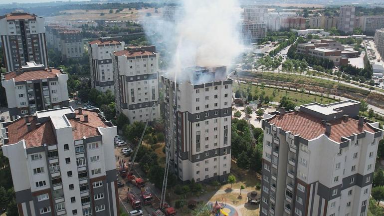 İstanbul Küçükçekmecede bina çatısında yangın