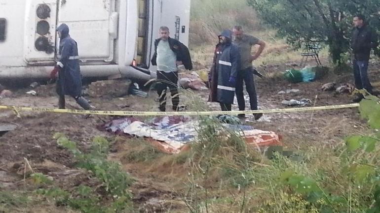 SON DAKİKA ISPARTADA FECİ KAZA Tur minibüsü kaza yaptı: 4 ölü çok sayıda yaralı var