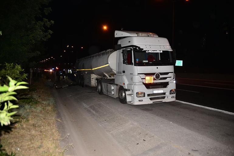 Otomobil tankerin altına girdi: Baba öldü, 2 çocuğu yaralı