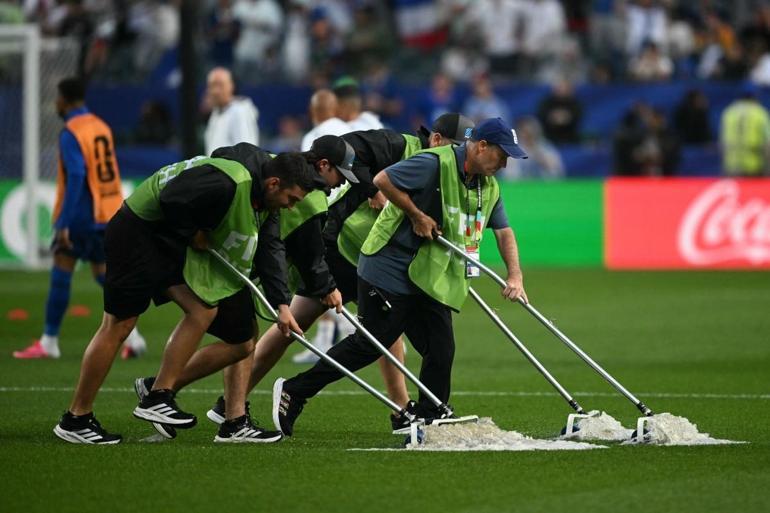 FIFA Dünya Kupasındaki yeni kural, Fransa-Irak maçında uygulandı Maç 2 saat durdu...