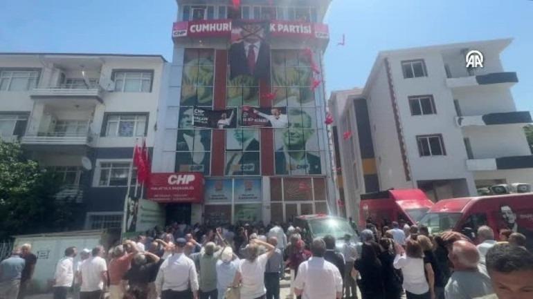 CHP Malatya’da kriz Binaya çilingirle girildi, “hain” afişi asıldı
