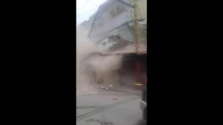 Venezuelada kabus anları 7.5lik depremde binanın çökme anı kamerada...