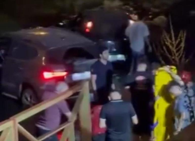 Makas kazası: İki otomobil dereye uçtu