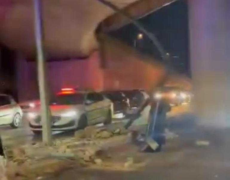 Makas kazası: İki otomobil dereye uçtu