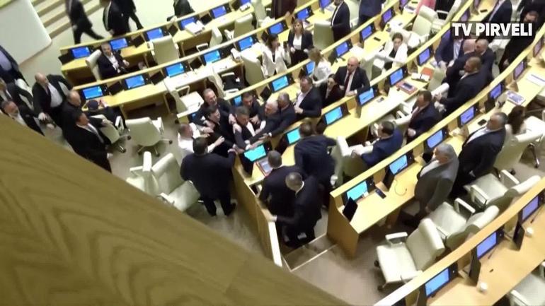 Gürcistan parlamentosu karıştı İktidar ve muhalefetin vekilleri birbirine girdi