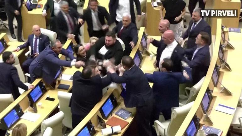 Gürcistan parlamentosu karıştı İktidar ve muhalefetin vekilleri birbirine girdi