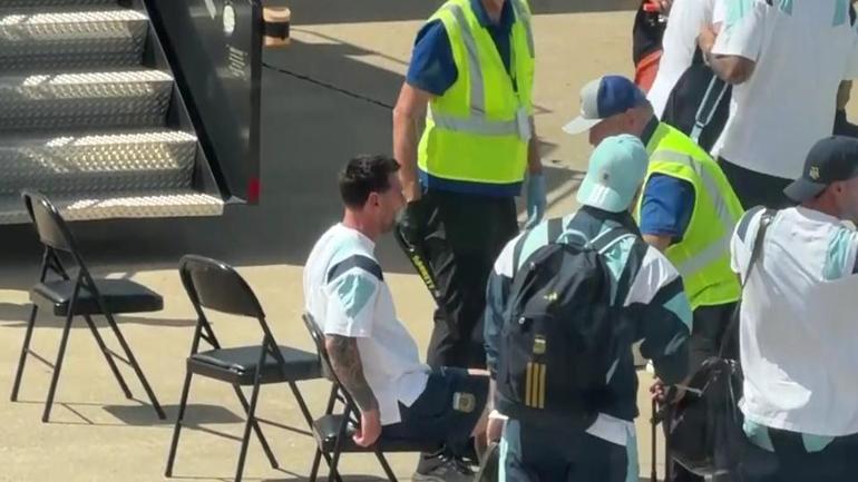 Arjantinli futbolculara güvenlik denetimi… Messi ayakkabılarına kadar arandı