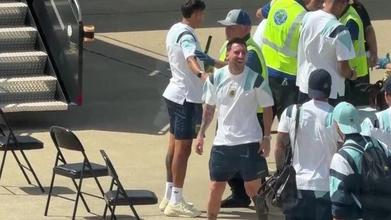 Arjantinli futbolculara güvenlik denetimi… Messi ayakkabılarına kadar arandı