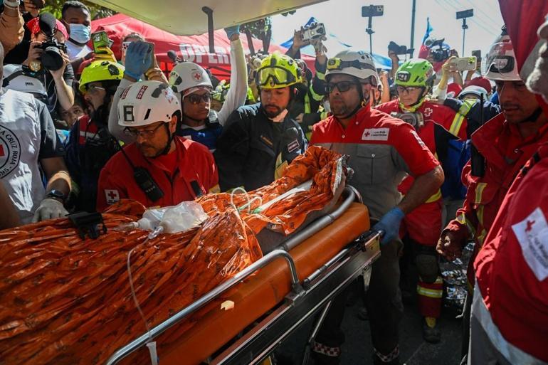 Venezuela’dan mucize haberi Enkaz altından 8 gün sonra kurtarıldı...