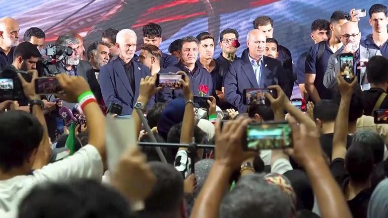 İran Milli Futbol Takımı Tahranda coşkuyla karşılandı