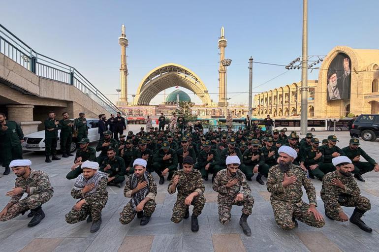 SON DAKİKA... İran, Hamaneye veda ediyor Cenaze töreninden dikkat çeken görüntüler: Devrim Muhafızları Komutanı, savaş sonrası ilk kez kamuoyu karşısına çıktı