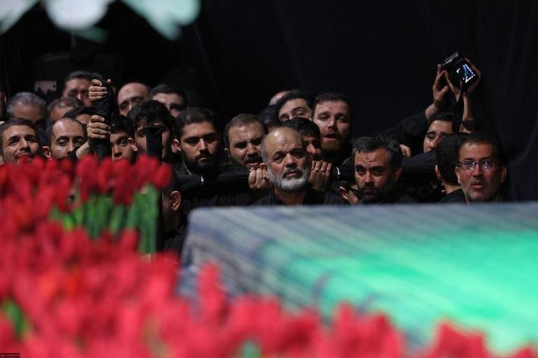 SON DAKİKA... İran, Hamaneye veda ediyor Cenaze töreninden dikkat çeken görüntüler: Devrim Muhafızları Komutanı, savaş sonrası ilk kez kamuoyu karşısına çıktı