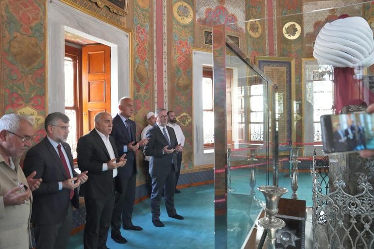 Bakan Ersoydan Fatih Külliyesi Haziresine anlamlı ziyaret